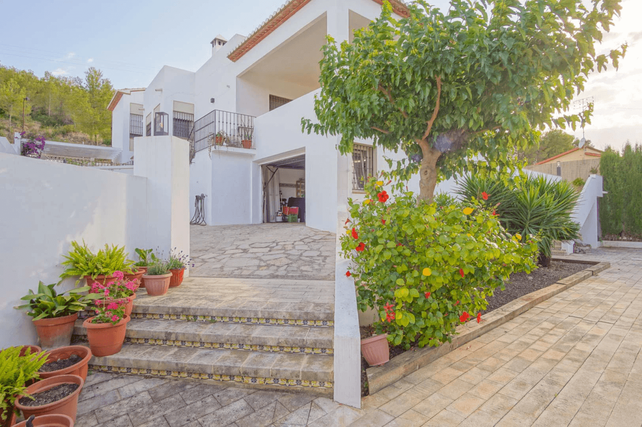 8176DEN Villa met gedeeltelijk zeezicht te koop in las Rotas, Denia