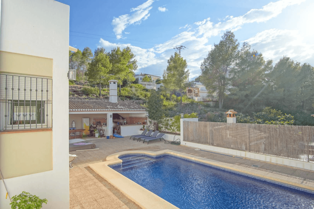 8176DEN Villa met gedeeltelijk zeezicht te koop in las Rotas, Denia