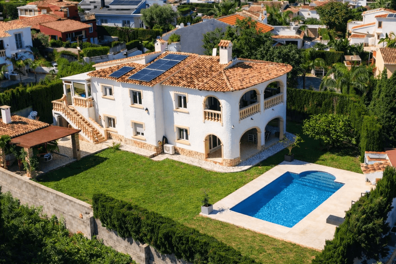 Drie slaapkamers villa, gastenappartement en zeezicht in Montgó, Dénia