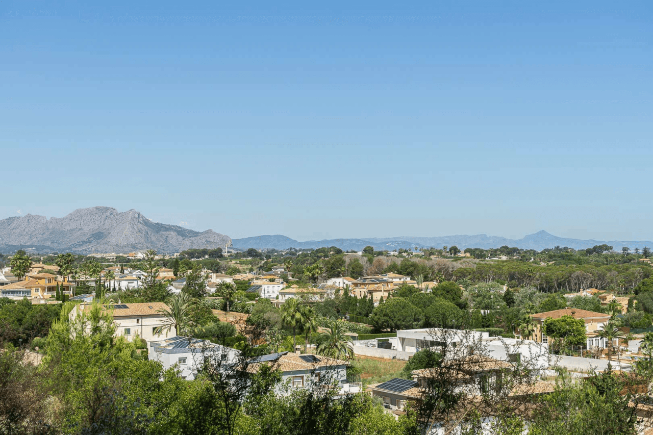 8273DEN Villaproject in Ibiza-stijl te koop met zwembad, zeer dicht bij het strand.
