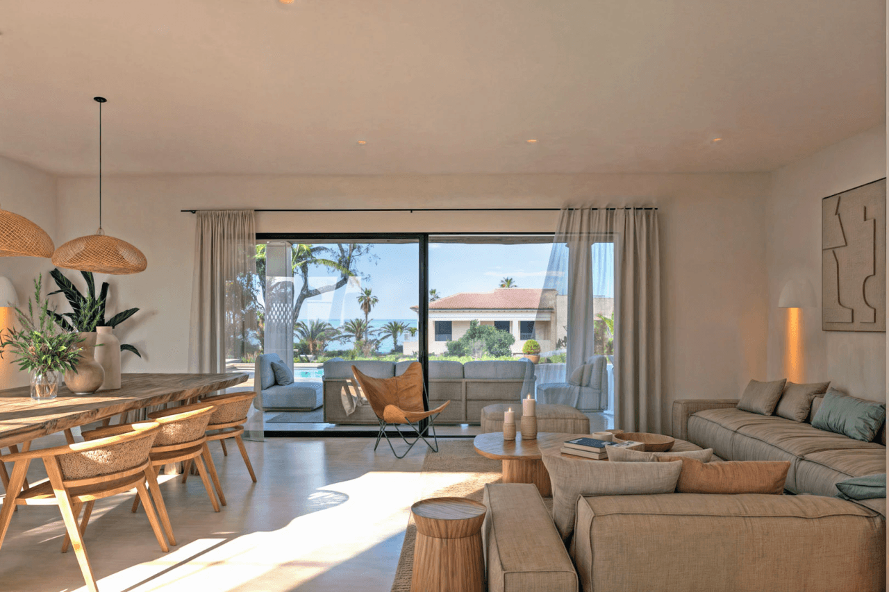 8273DEN Villaproject in Ibiza-stijl te koop met zwembad, zeer dicht bij het strand.