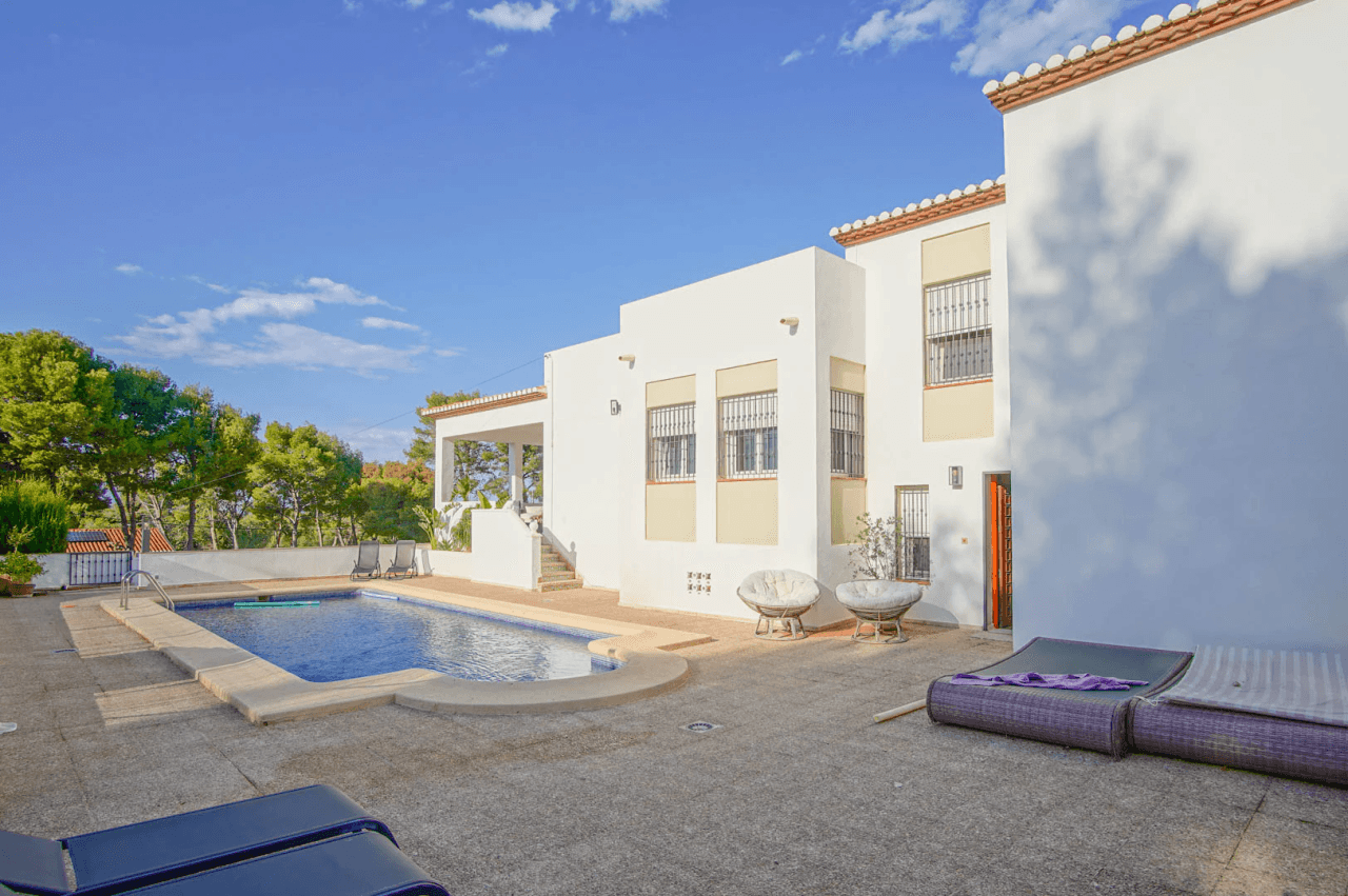 8176DEN Villa met gedeeltelijk zeezicht te koop in las Rotas, Denia