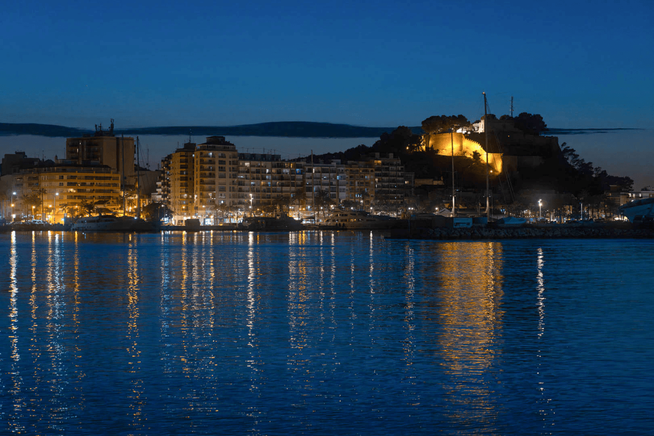 8273DEN Villaproject in Ibiza-stijl te koop met zwembad, zeer dicht bij het strand.