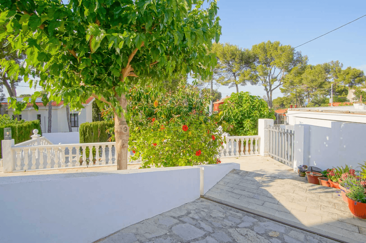 8176DEN Villa met gedeeltelijk zeezicht te koop in las Rotas, Denia