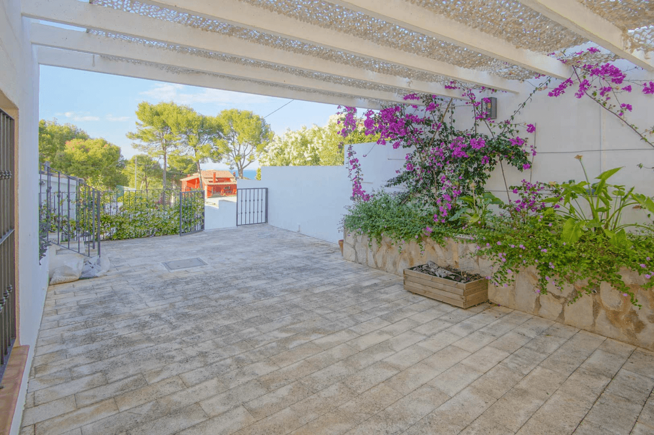 8176DEN Villa met gedeeltelijk zeezicht te koop in las Rotas, Denia