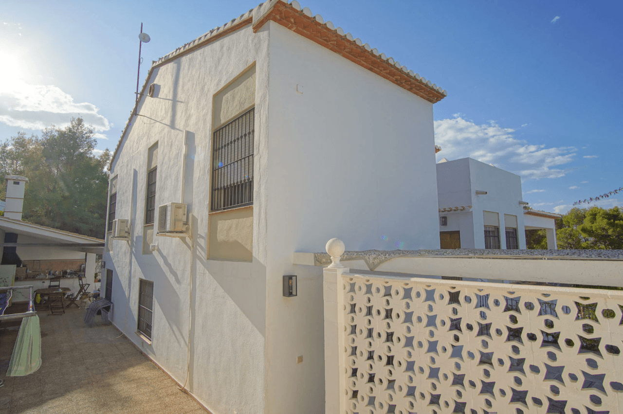 8176DEN Villa met gedeeltelijk zeezicht te koop in las Rotas, Denia