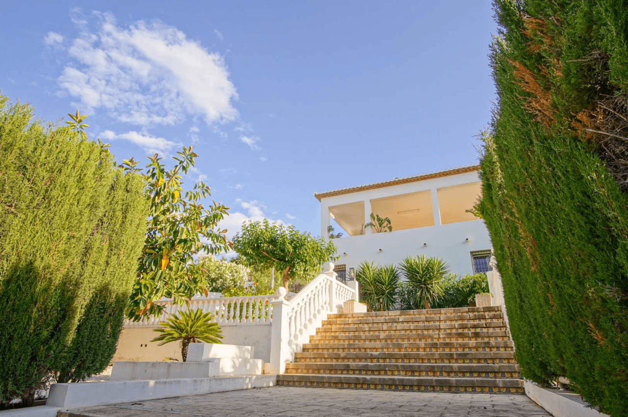 8176DEN Villa met gedeeltelijk zeezicht te koop in las Rotas, Denia