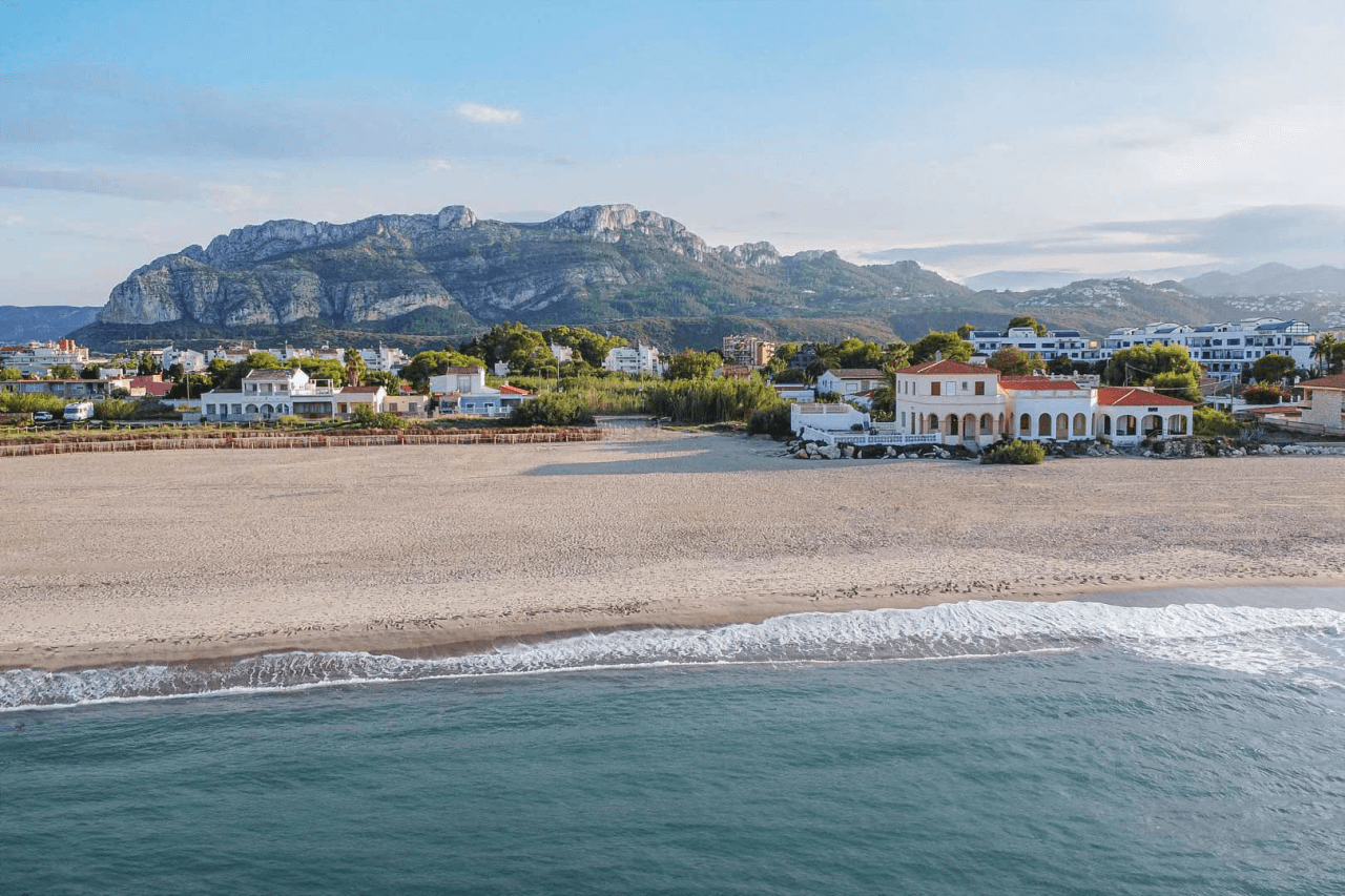 8273DEN Villaproject in Ibiza-stijl te koop met zwembad, zeer dicht bij het strand.