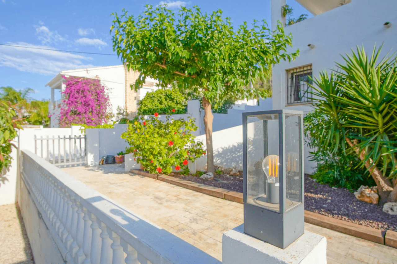 8176DEN Villa met gedeeltelijk zeezicht te koop in las Rotas, Denia