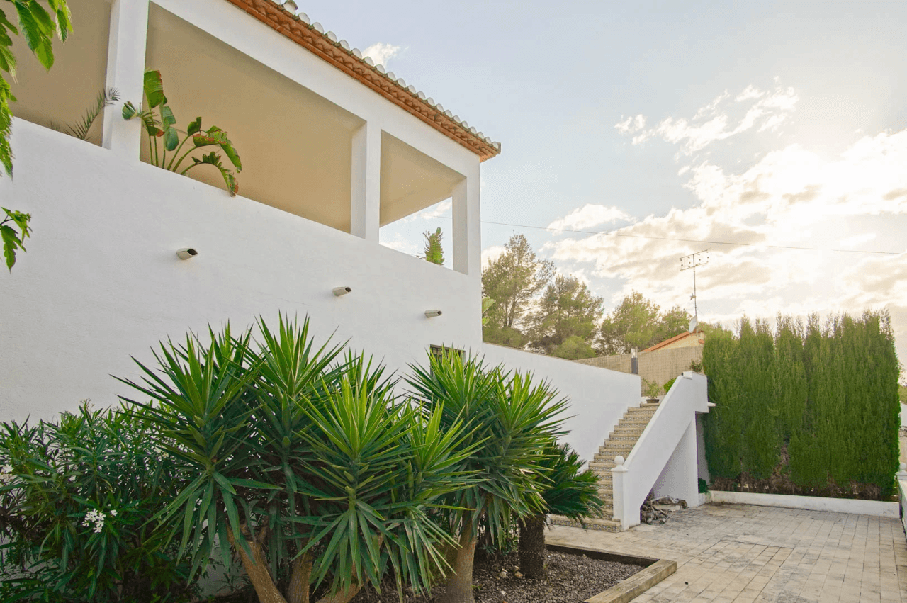 8176DEN Villa met gedeeltelijk zeezicht te koop in las Rotas, Denia