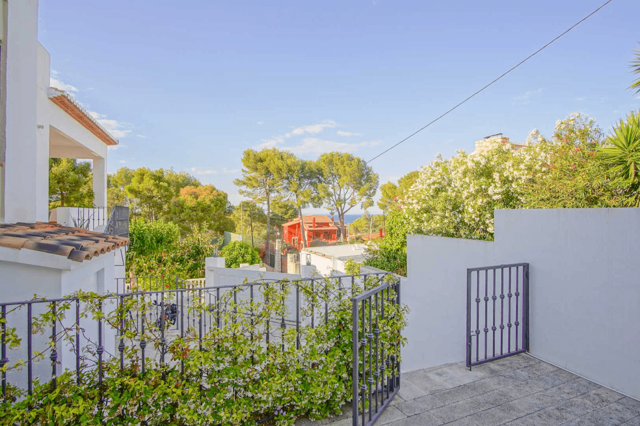 8176DEN Villa met gedeeltelijk zeezicht te koop in las Rotas, Denia