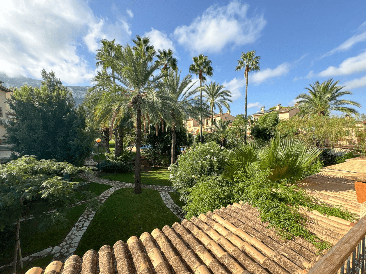 Maison adossée en duplex à un pas de la ville de Dénia.