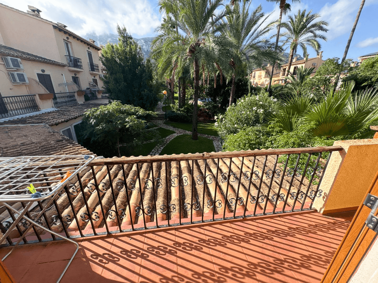 Maison adossée en duplex à un pas de la ville de Dénia.