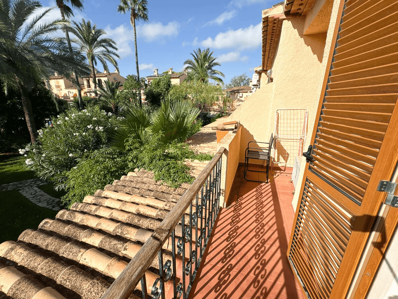 Maison adossée en duplex à un pas de la ville de Dénia.