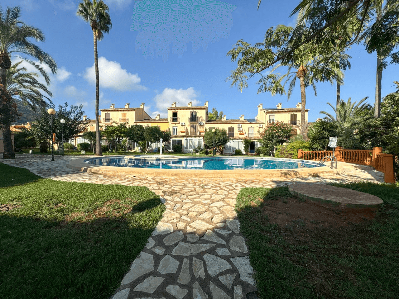 Maison adossée en duplex à un pas de la ville de Dénia.