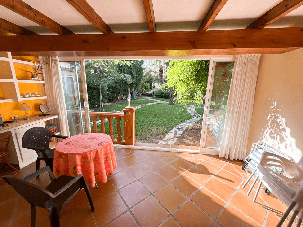 Maison adossée en duplex à un pas de la ville de Dénia.