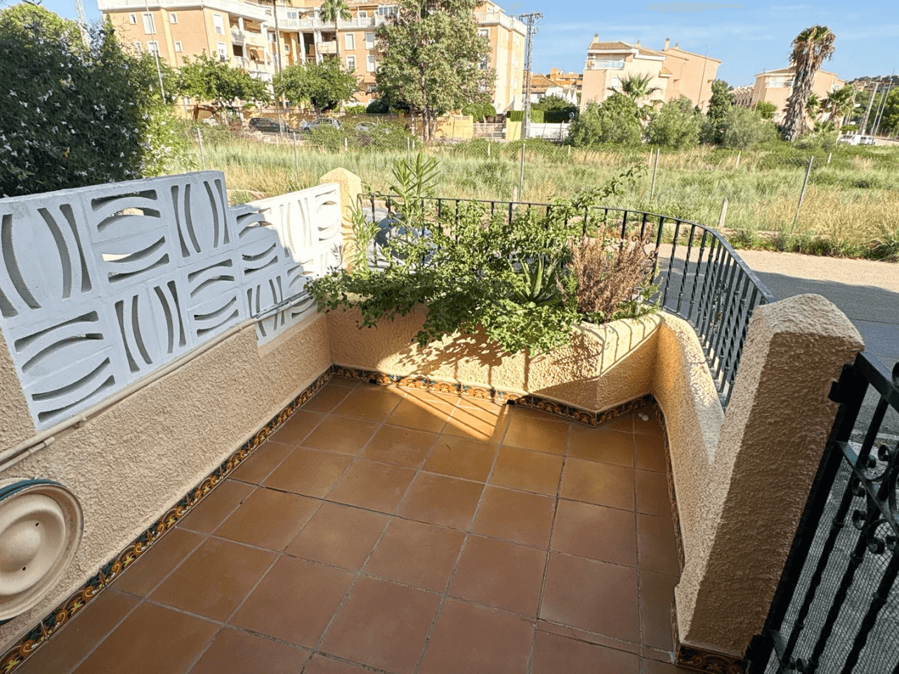 Maison adossée en duplex à un pas de la ville de Dénia.