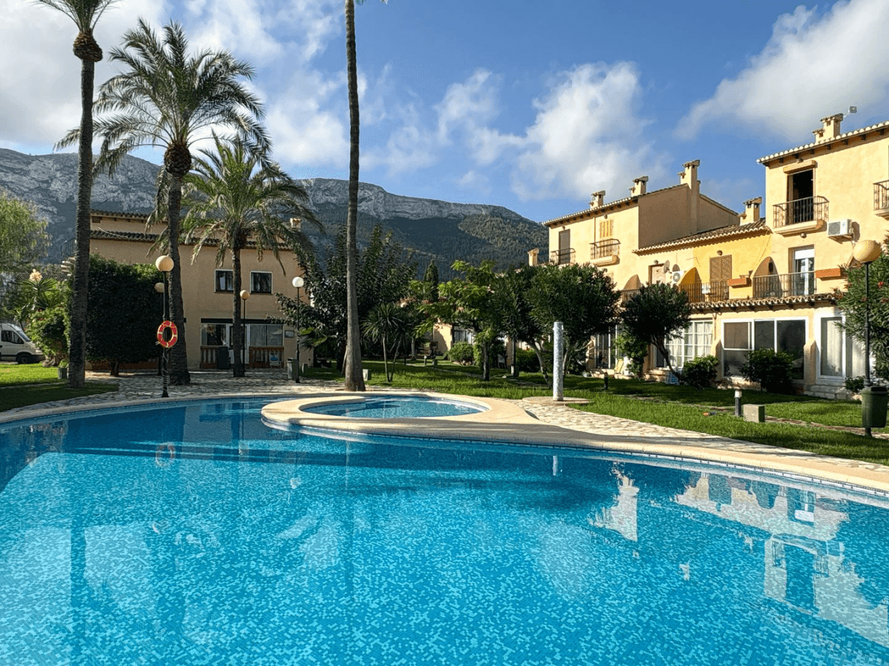 Maison adossée en duplex à un pas de la ville de Dénia.