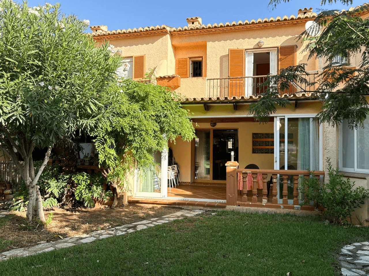 Maison adossée en duplex à un pas de la ville de Dénia.
